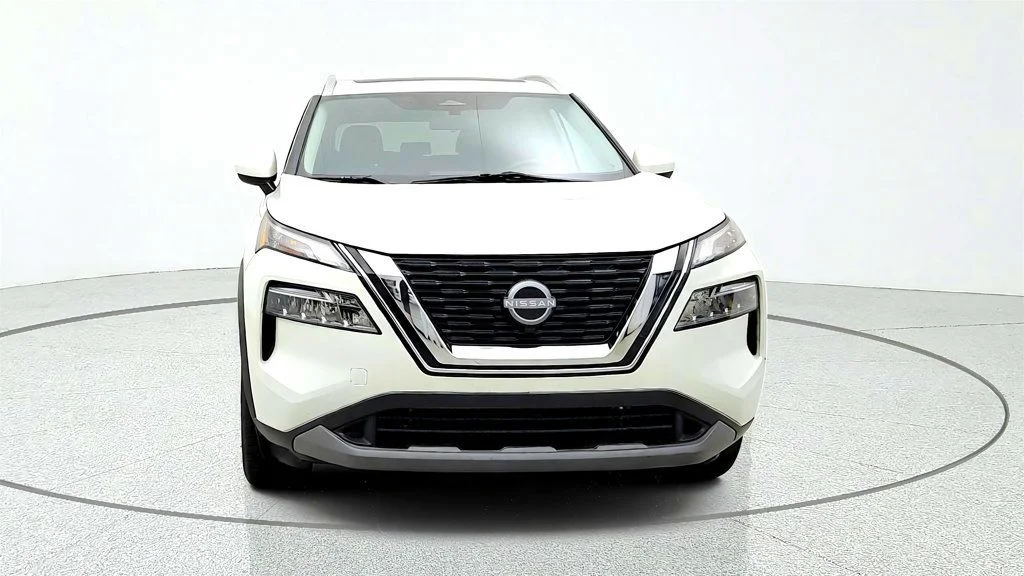 Used 2023 Pearl White Tricoat Nissan FWD SV image 2