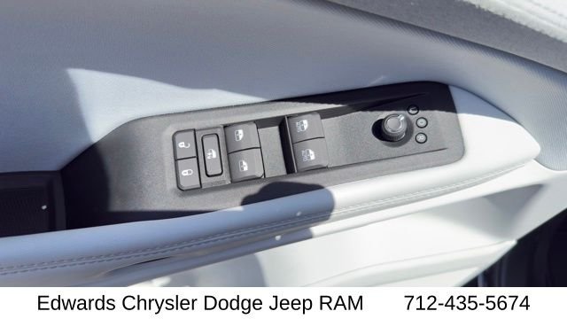 New 2026 Diamond Black Crystal Pearlcoat Jeep Laredo image 13