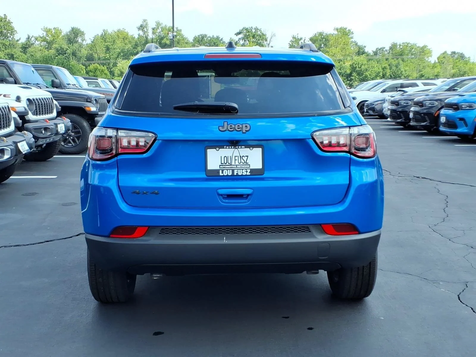 New 2026 Hydro Blue Pearl-Coat Exterior Paint Jeep Latitude image 19