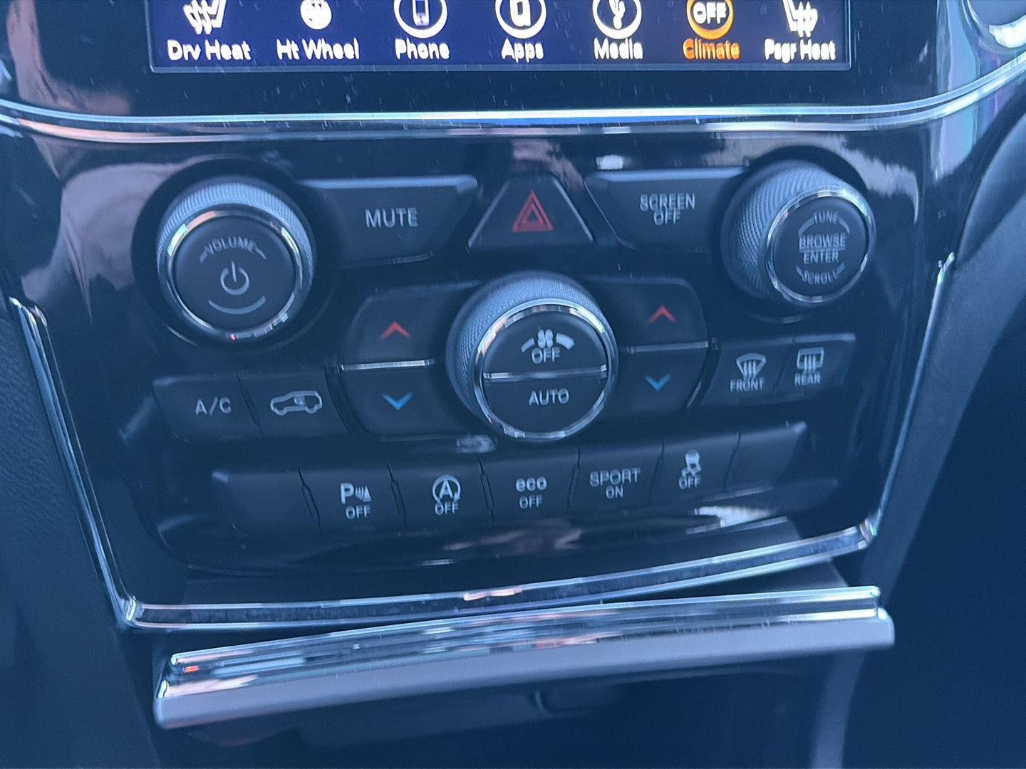 Used 2019 Diamond Black Crystal Pearlcoat Jeep Altitude image 16