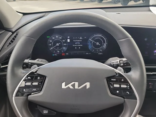 Used 2025 Red Kia Wind image 28
