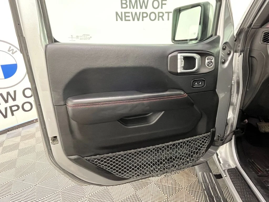 Used 2018 Silver Jeep Unlimited Rubicon image 27