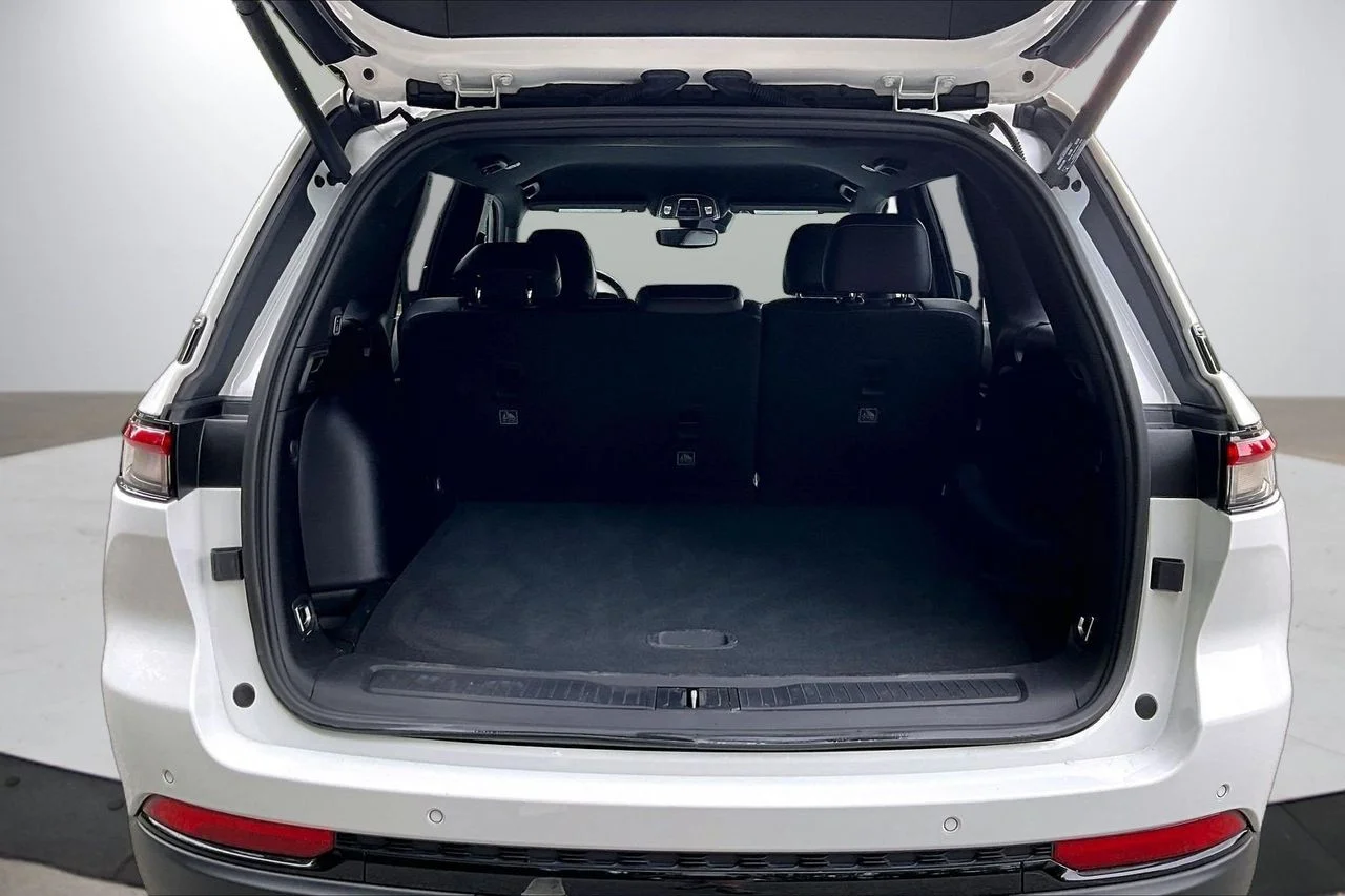 Used 2023 White Jeep Altitude X image 24