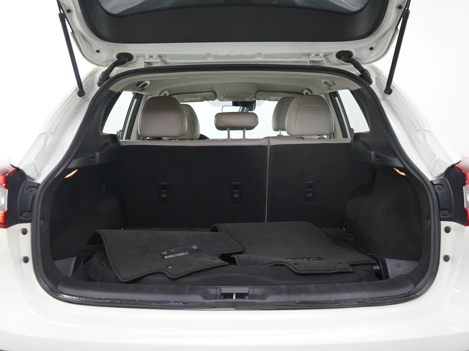 Used 2020 Pearl White Tricoat Nissan SV image 17