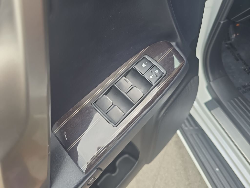 Used 2021 White Lexus 460 image 11