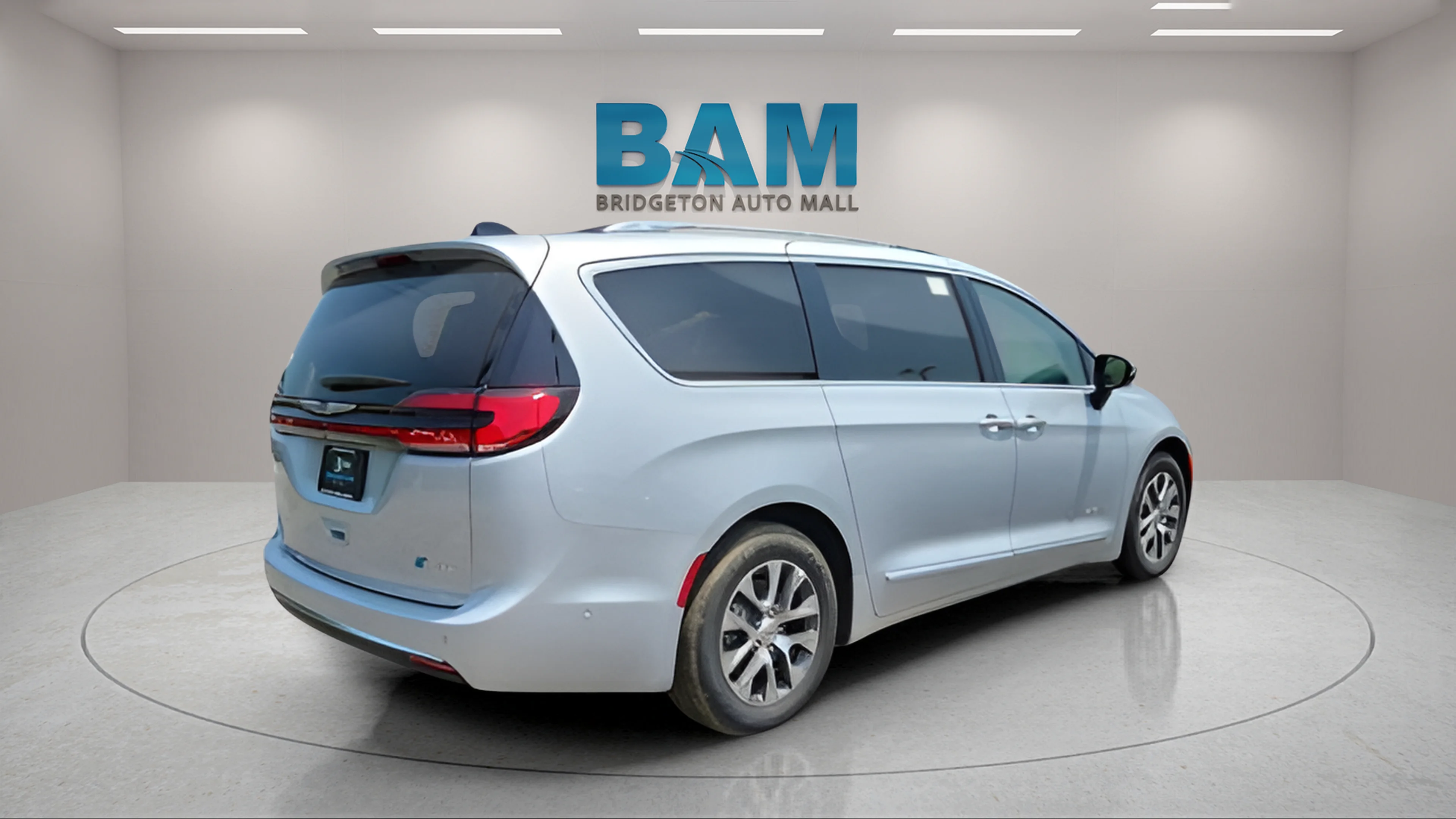 Used 2023 Silver Mist Clearcoat Chrysler Hybrid Pinnacle image 4