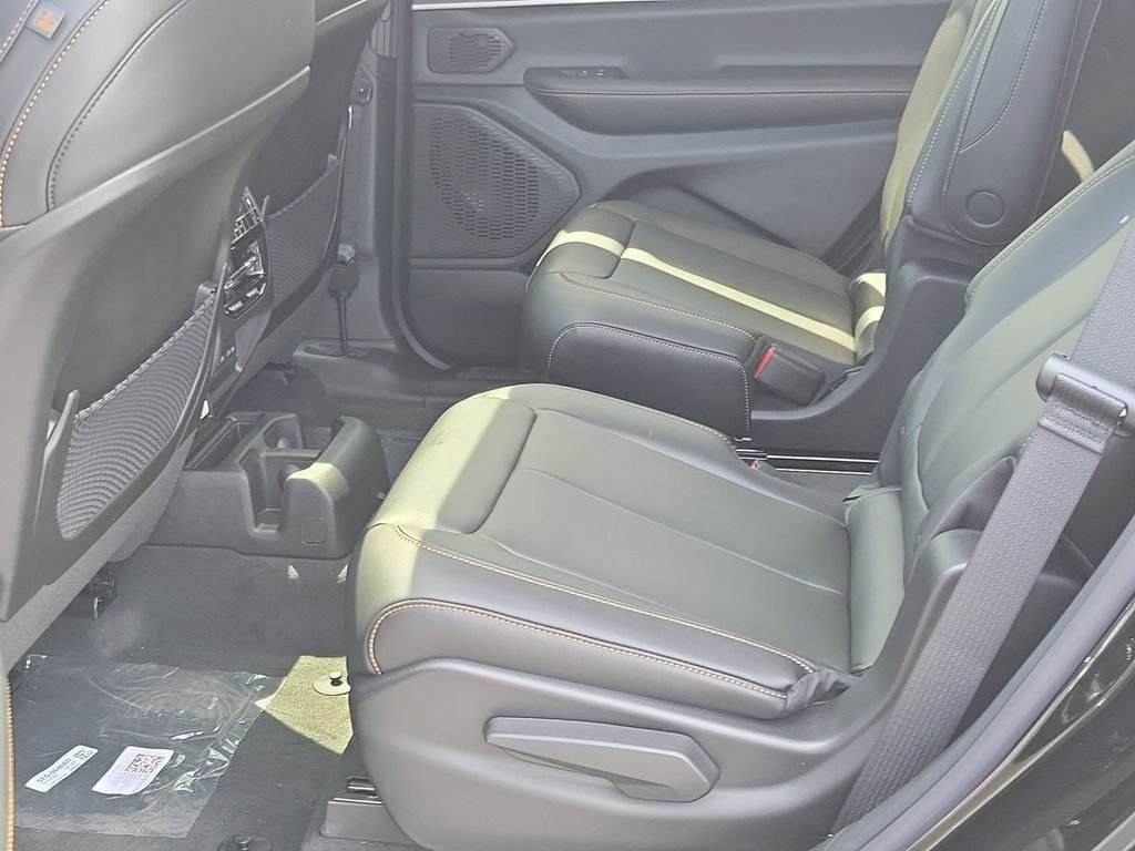 New 2026 Diamond Black Crystal Pearl-Coat Exterior Paint Jeep Limited image 11