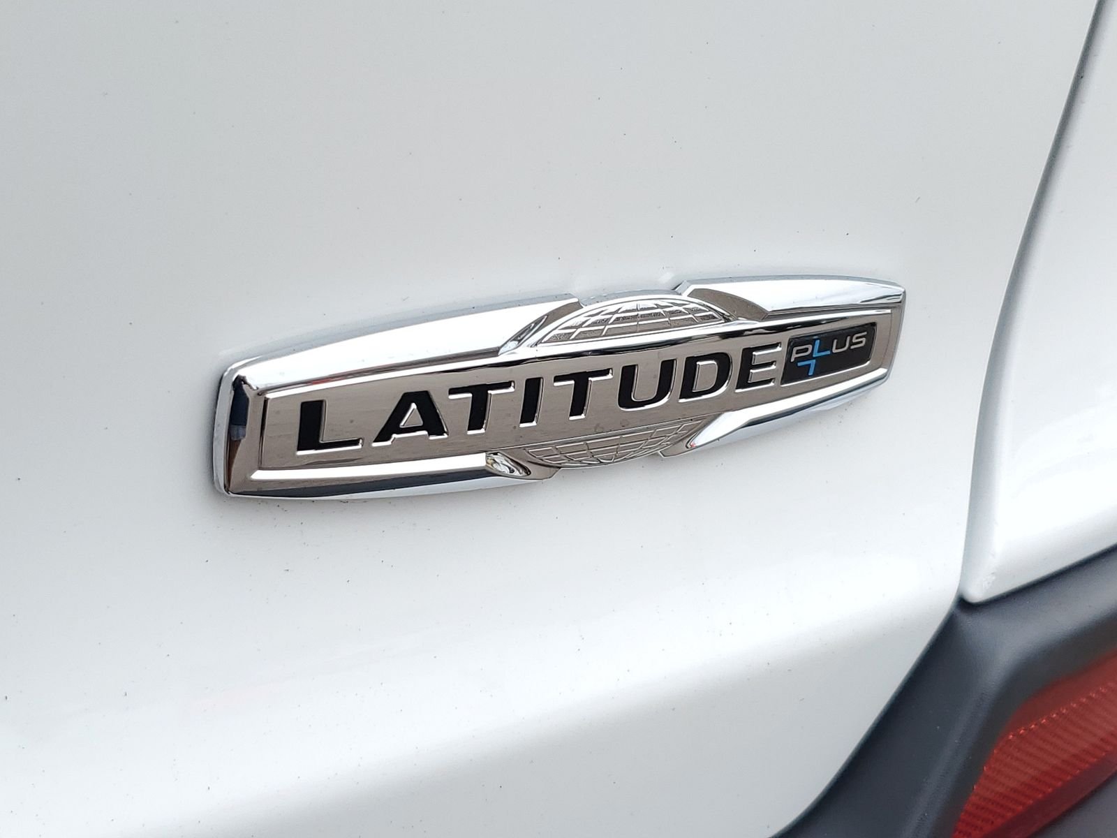 Used 2020 White Jeep Latitude Plus image 7