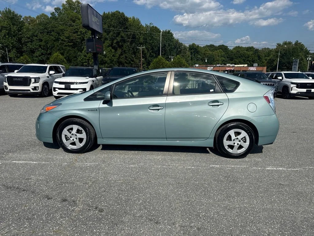 Used 2013 Beige Toyota Three image 2