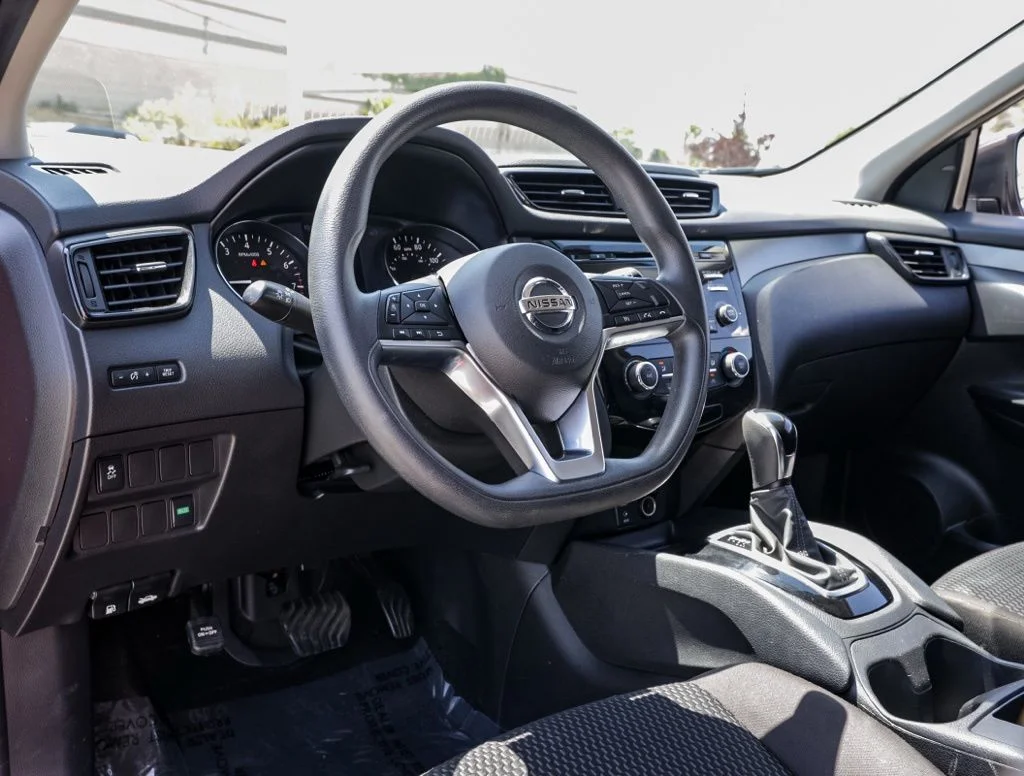 Used 2018 Red Nissan S image 14
