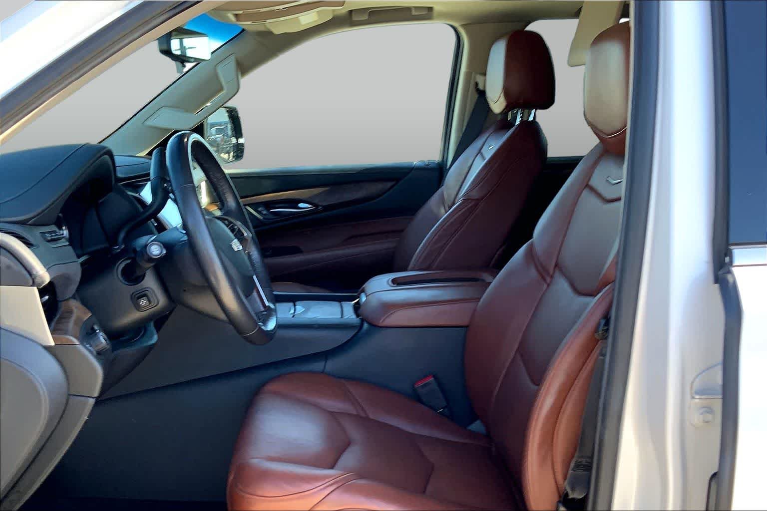 Used 2019 Crystal White Tricoat Cadillac Premium Luxury image 8