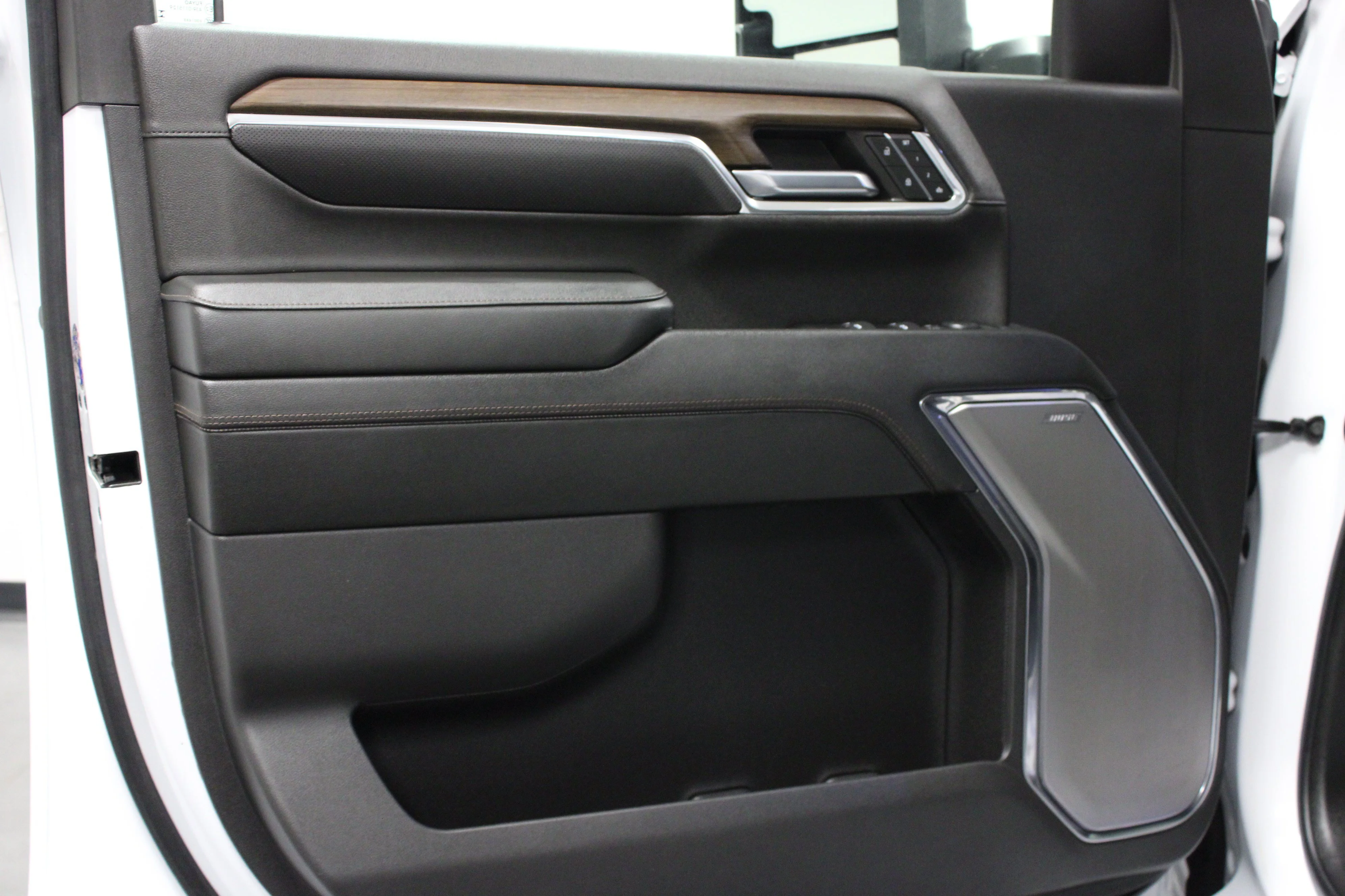 Used 2024 Iridescent Pearl Tricoat Chevrolet High Country image 11