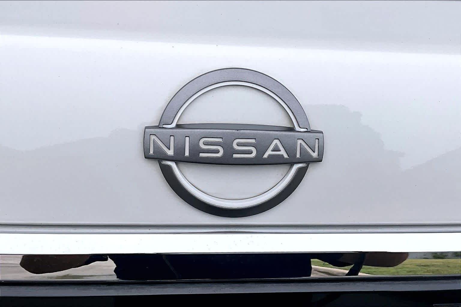 Used 2023 Aspen White Tricoat Nissan Platinum image 31