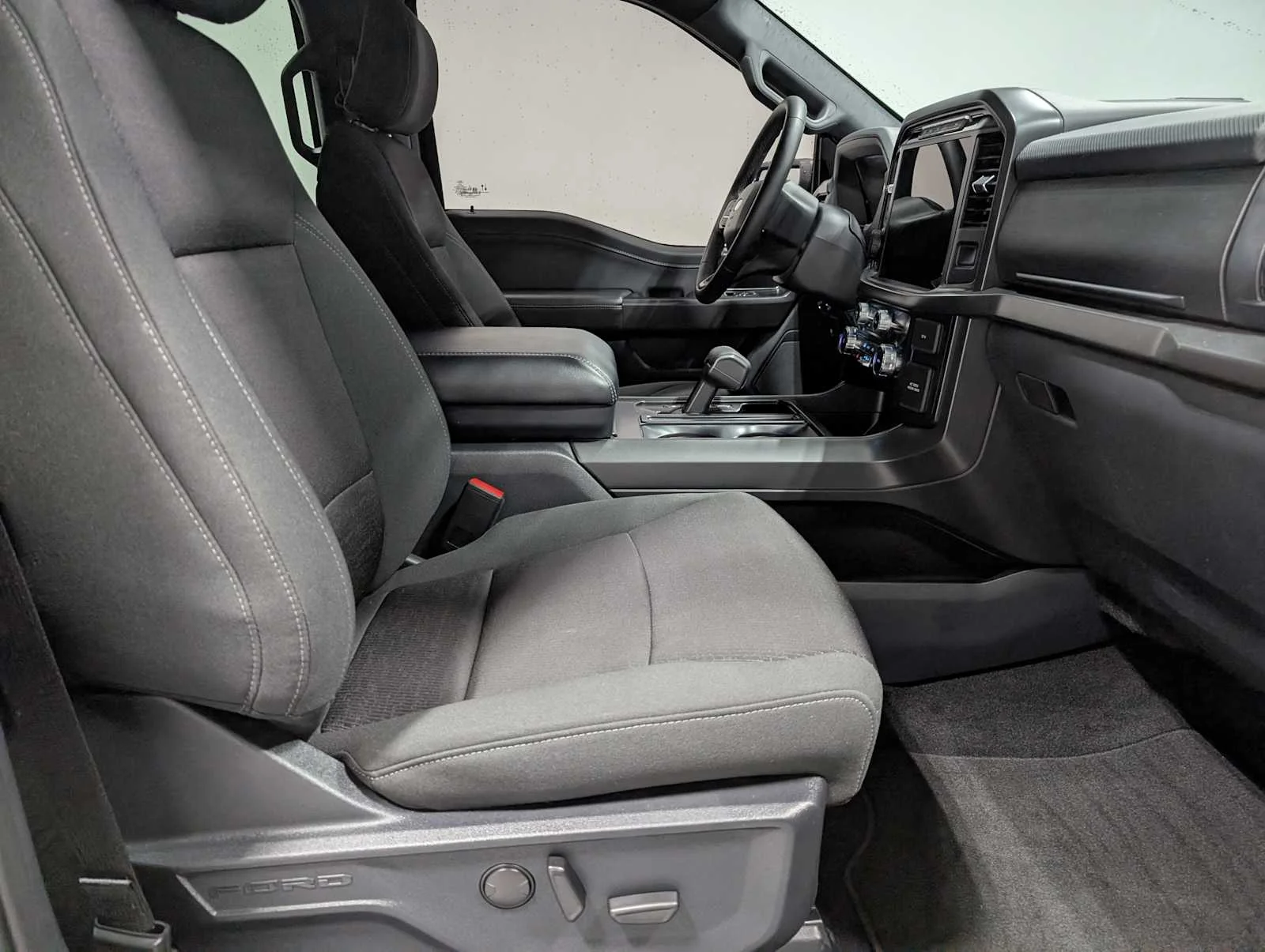 Used 2024 Agate Black Metallic Ford XLT image 45