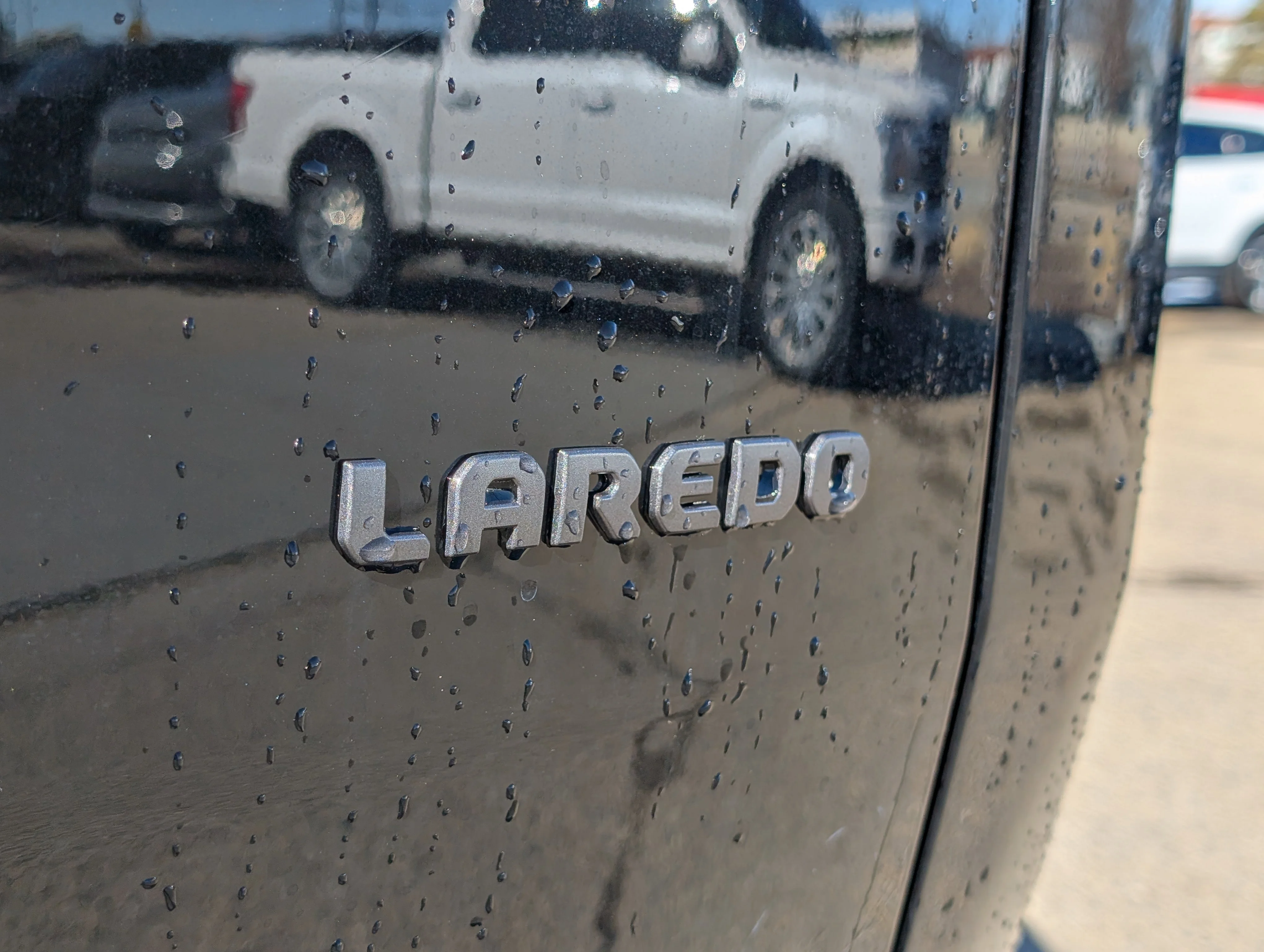 New 2026 Diamond Black Crystal Pearl Jeep Laredo image 14