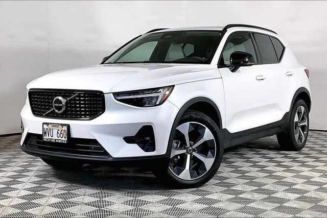 2023 Volvo XC40 B5 Plus Dark Theme