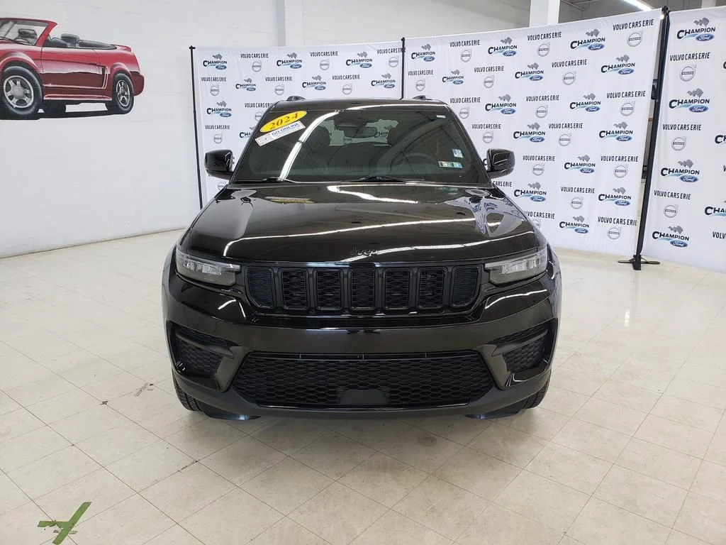 Used 2024 Diamond Black Jeep Altitude X image 2