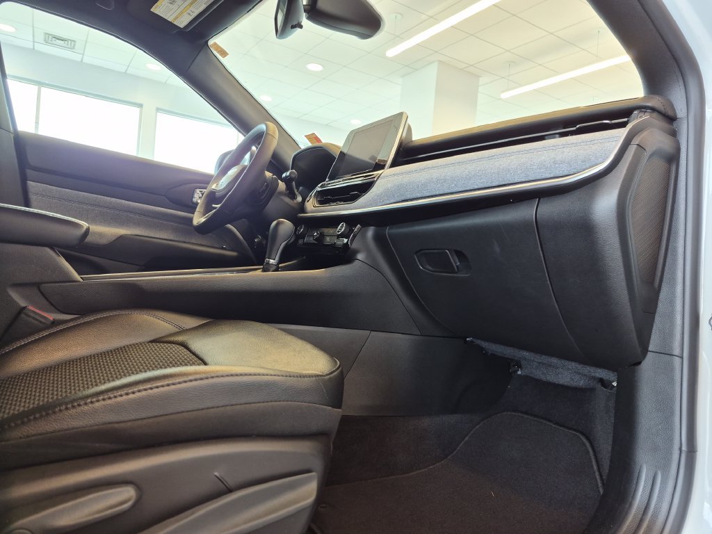 Used 2025 White Jeep Latitude image 21