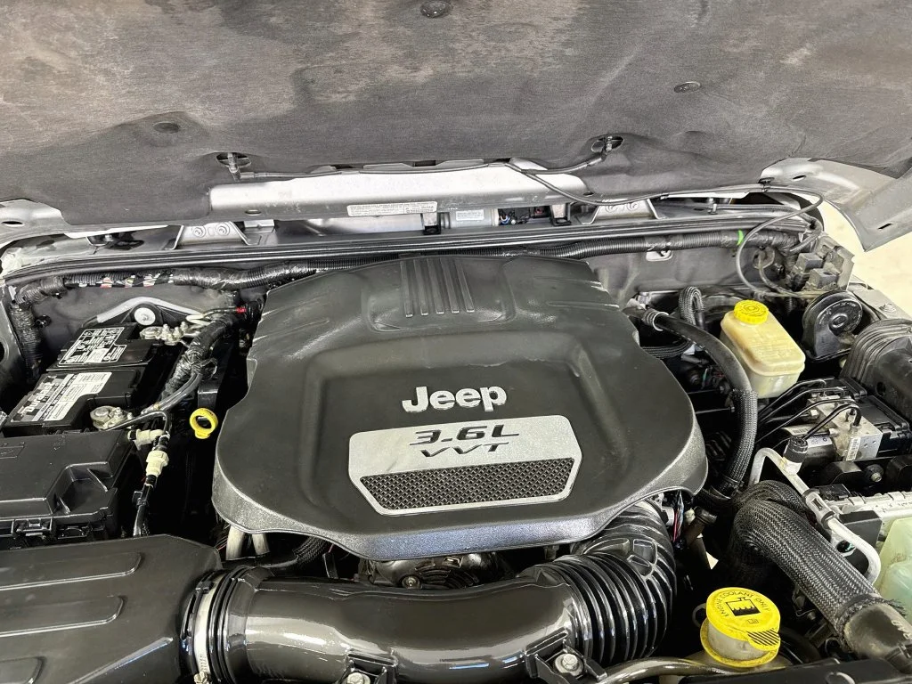 Used 2013 Billet Metallic Clearcoat Jeep Unlimited Sahara image 37
