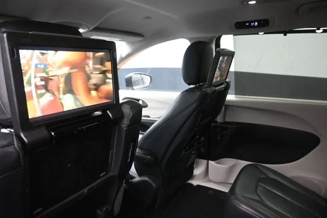 Used 2017 Gray Chrysler Touring L Plus image 20