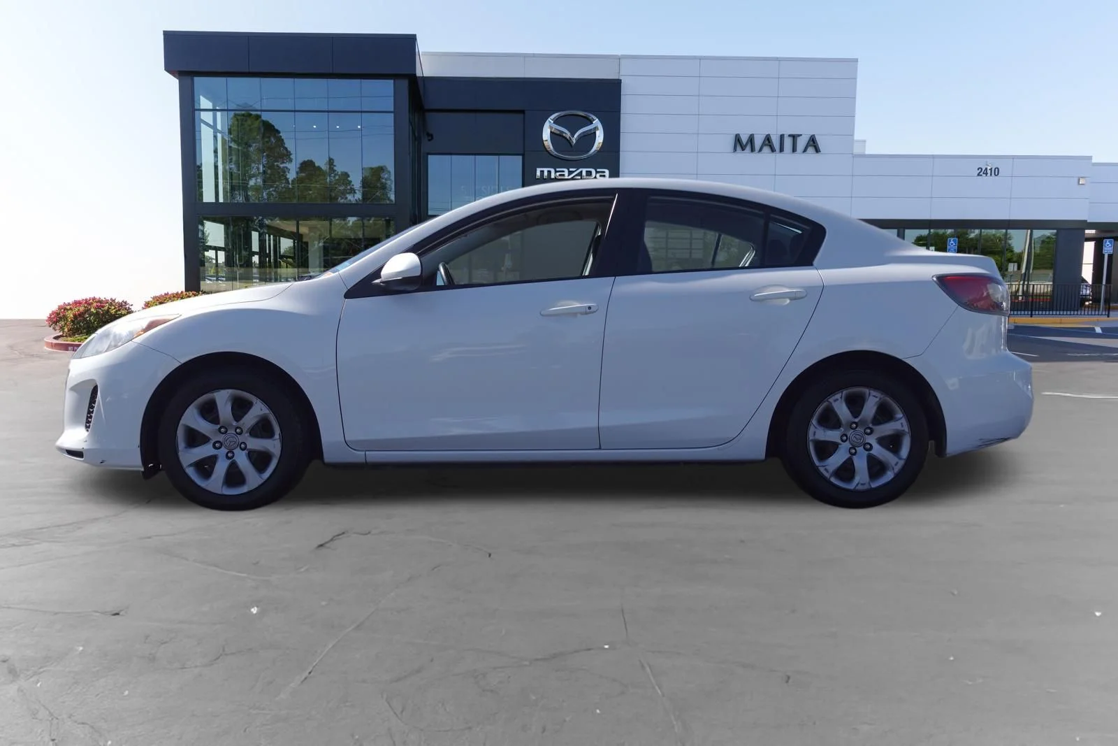 Used 2013 Crystal White Pearl Mica Mazda i SV image 6