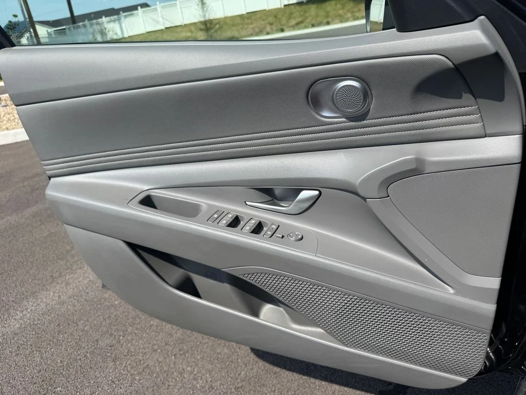 Used 2025 Black Hyundai SEL Convenience image 22