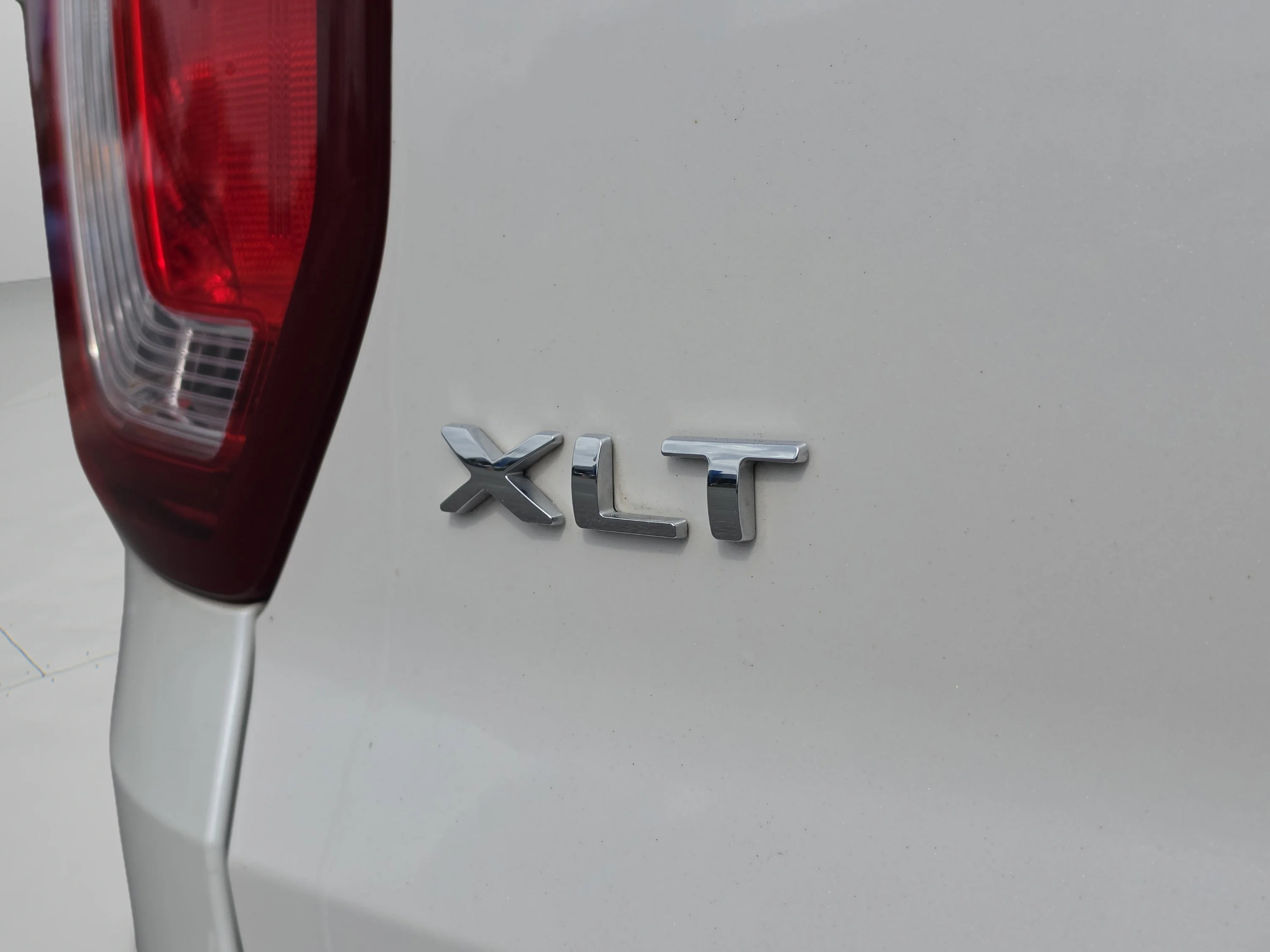 Used 2019 White Platinum Clearcoat Metallic Ford XLT image 17