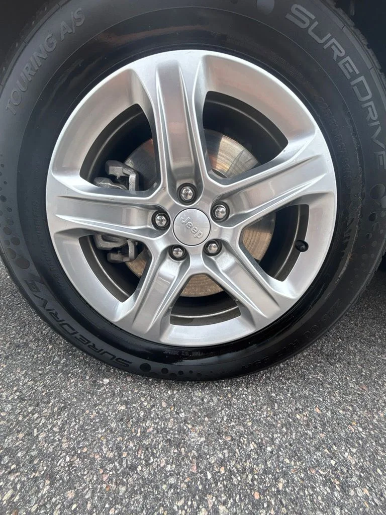 Used 2024 White Jeep Latitude image 11