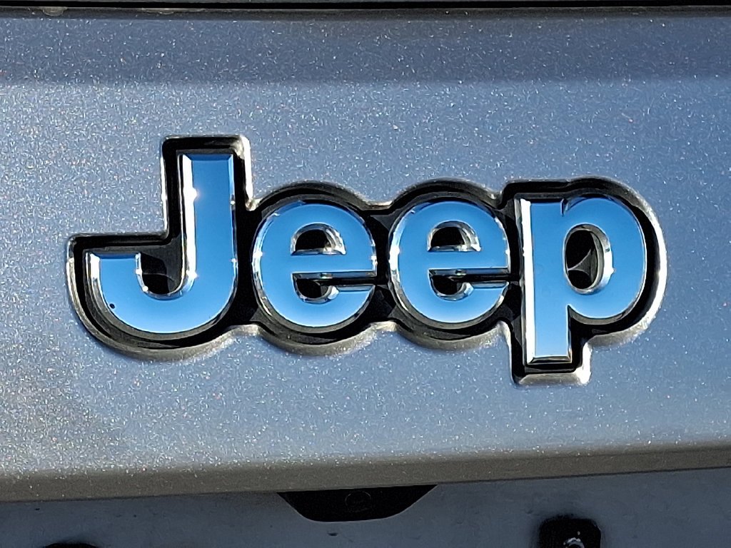 Used 2021 Silver Jeep Limited image 9