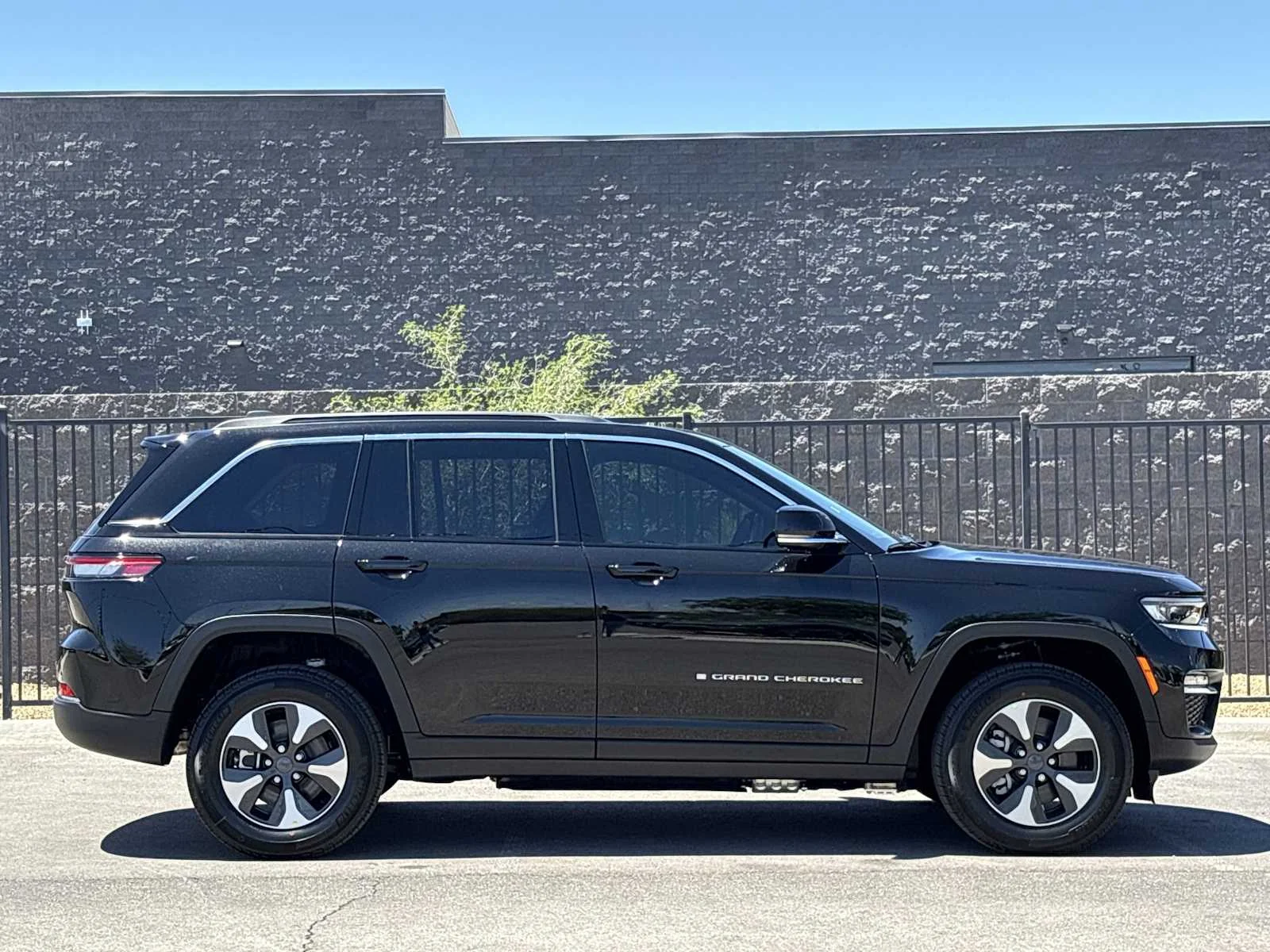 Used 2025 Diamond Black Crystal Pearlcoat Jeep  image 9