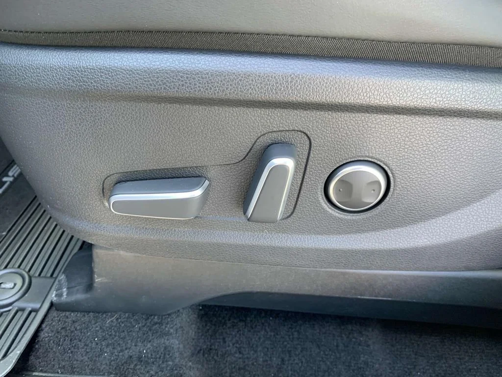 Certified Used 2025 Hyper White Hyundai XRT image 5