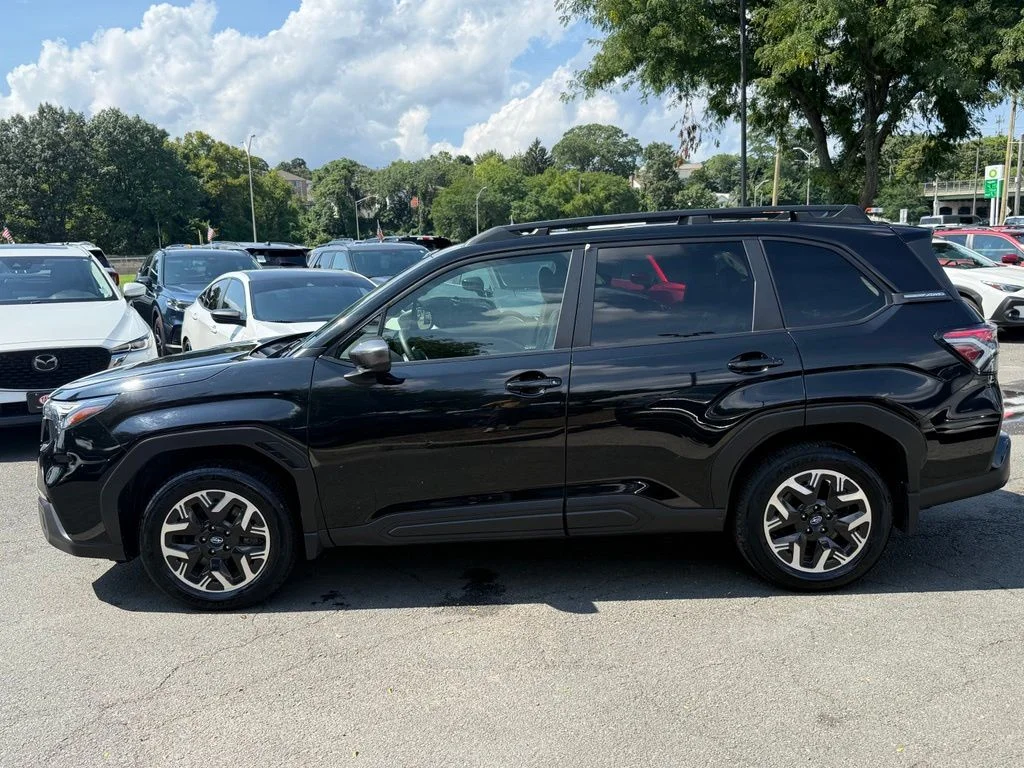 Used 2025 Crystal Black Silica Subaru Premium image 9