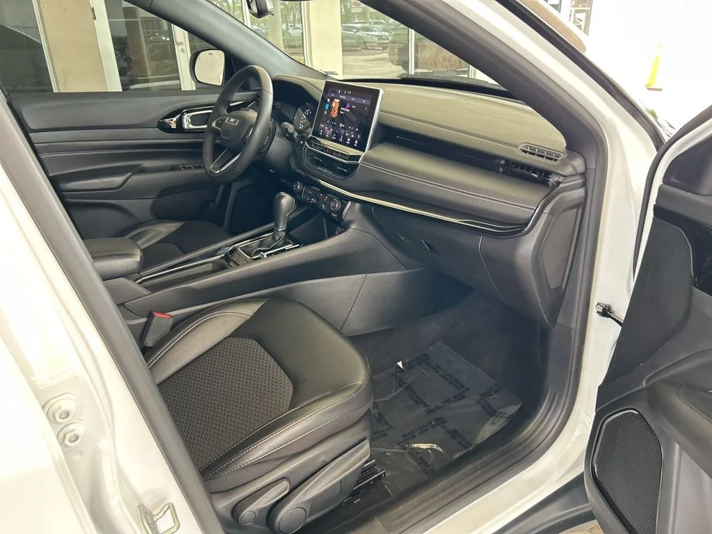 Used 2023 White Jeep Altitude image 24