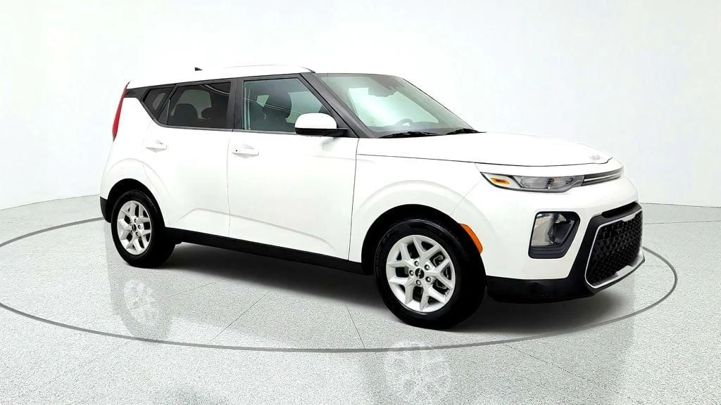 Used 2022 Snow White Pearl Kia S IVT image 3