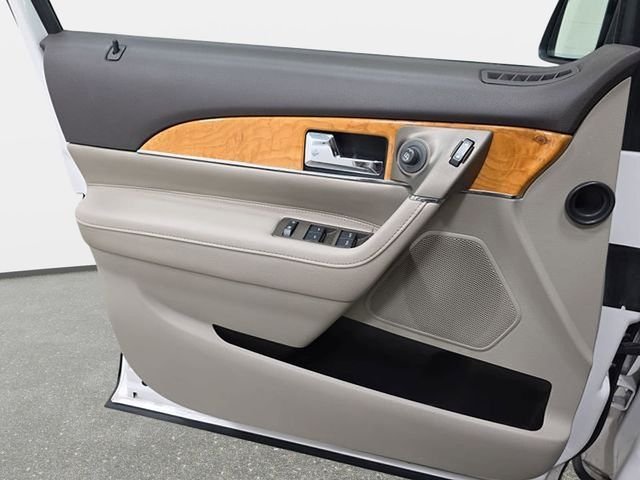 Used 2015 White Lincoln Base image 27