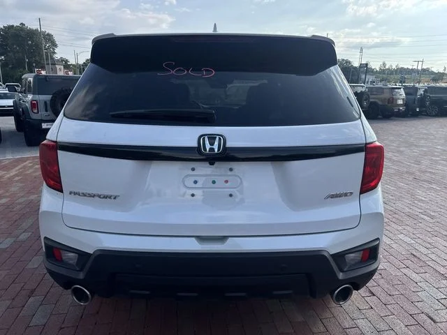 Used 2024 White Honda EX-L image 9