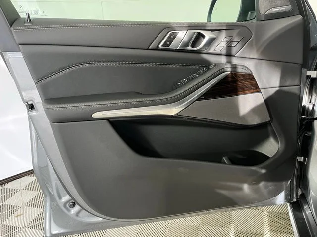 Used 2026 Skyscraper Grey Metallic BMW xDrive40i image 9