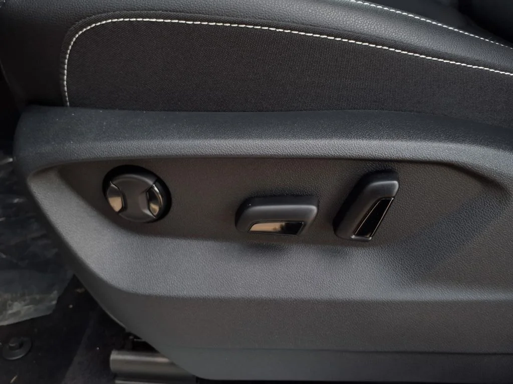 New 2026 Deep Black Pearl Volkswagen 2.0T SE w/Technology image 8