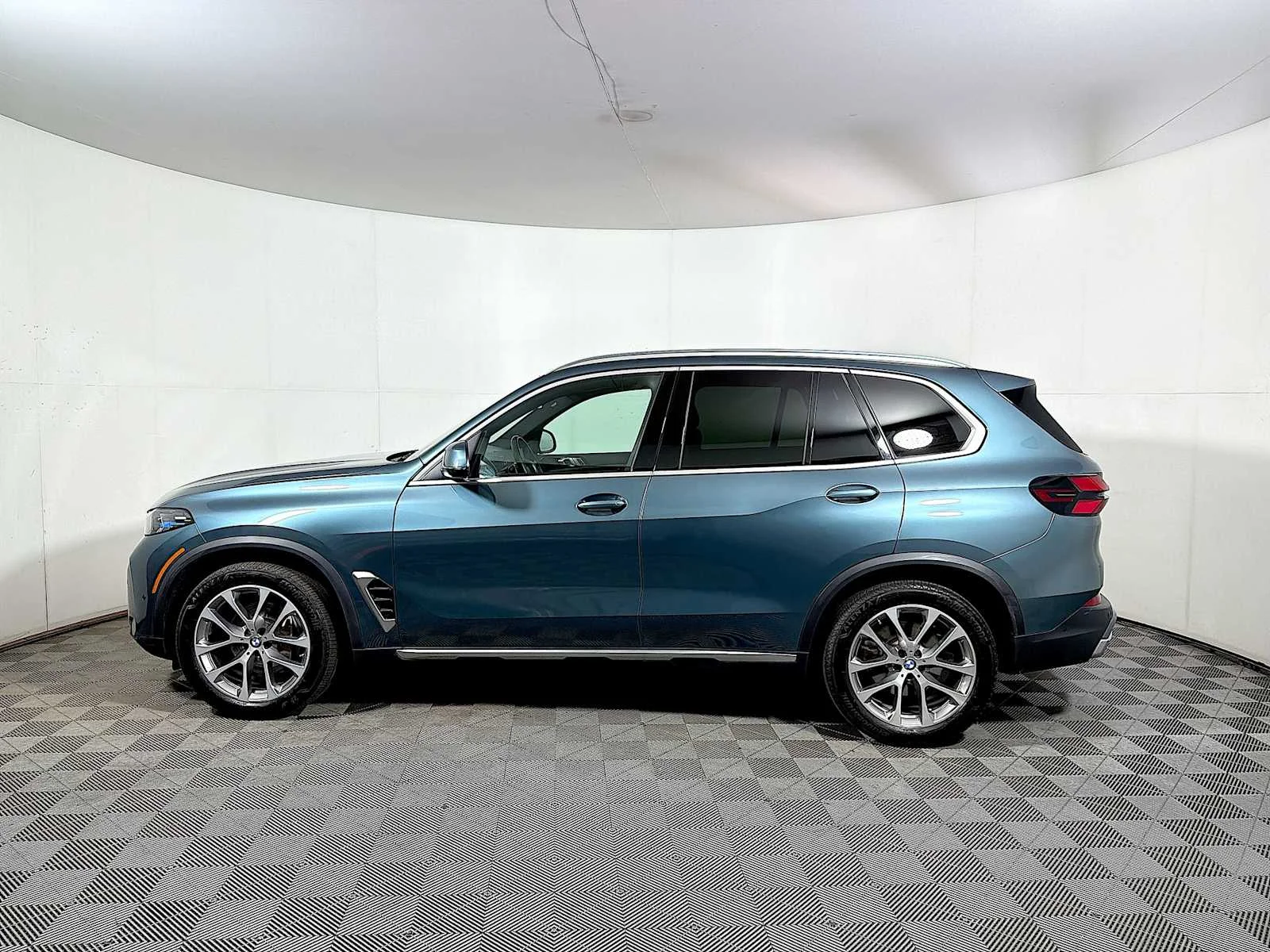 Used 2024 Blue Ridge Mountain Metallic BMW xDrive40i image 4
