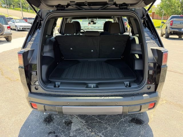 New 2026 Diamond Black Crystal Pearl-Coat Exterior Paint Jeep Laredo image 9