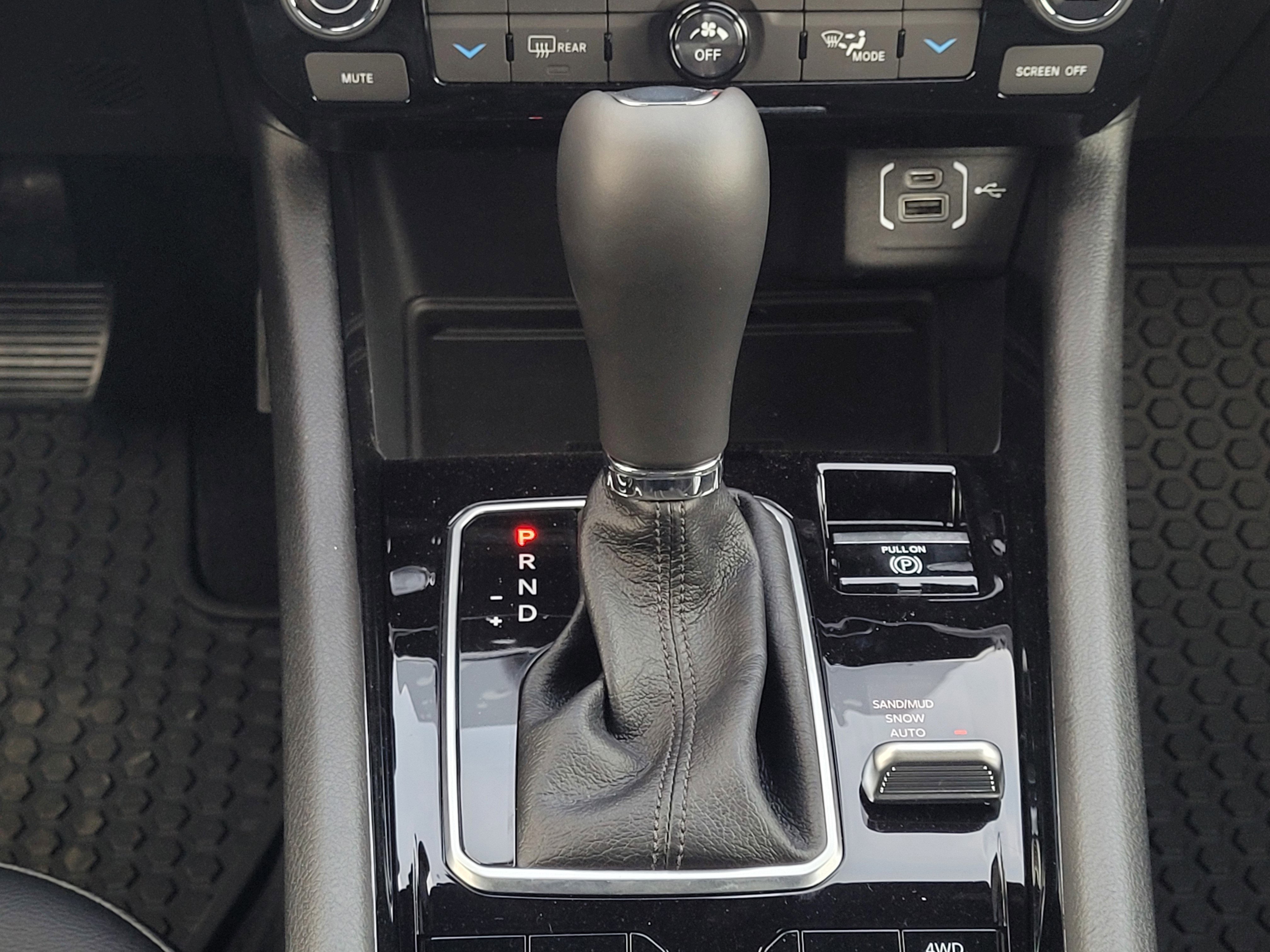 New 2026 Diamond Black Crystal Pearlcoat Jeep Latitude image 17
