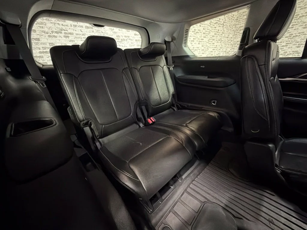 Used 2023 Diamond Black Crystal Pearlcoat Jeep Limited image 13