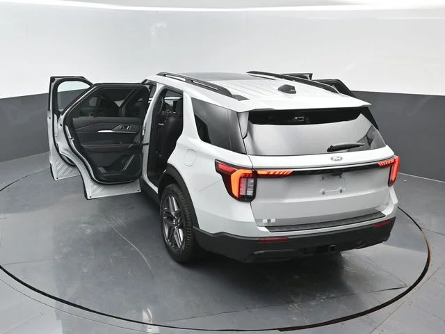 New 2027 Avalanche Gray Ford ST-Line image 26