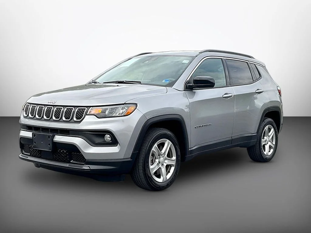 Used 2024 Silver Zynith Metallic Clearcoat Jeep Latitude image 3