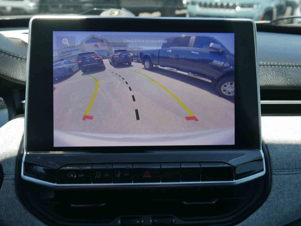 Used 2024 Silver Jeep Latitude image 31