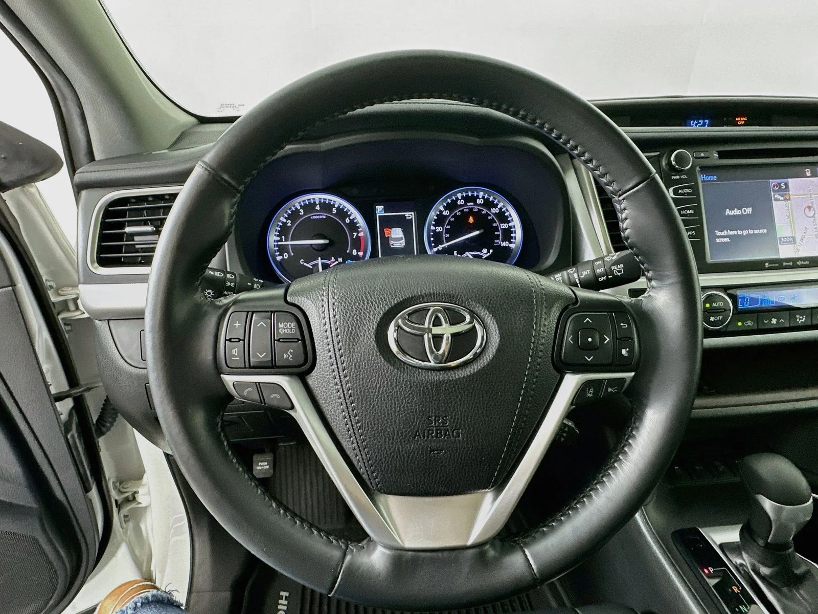 Used 2019 White Toyota XLE image 11