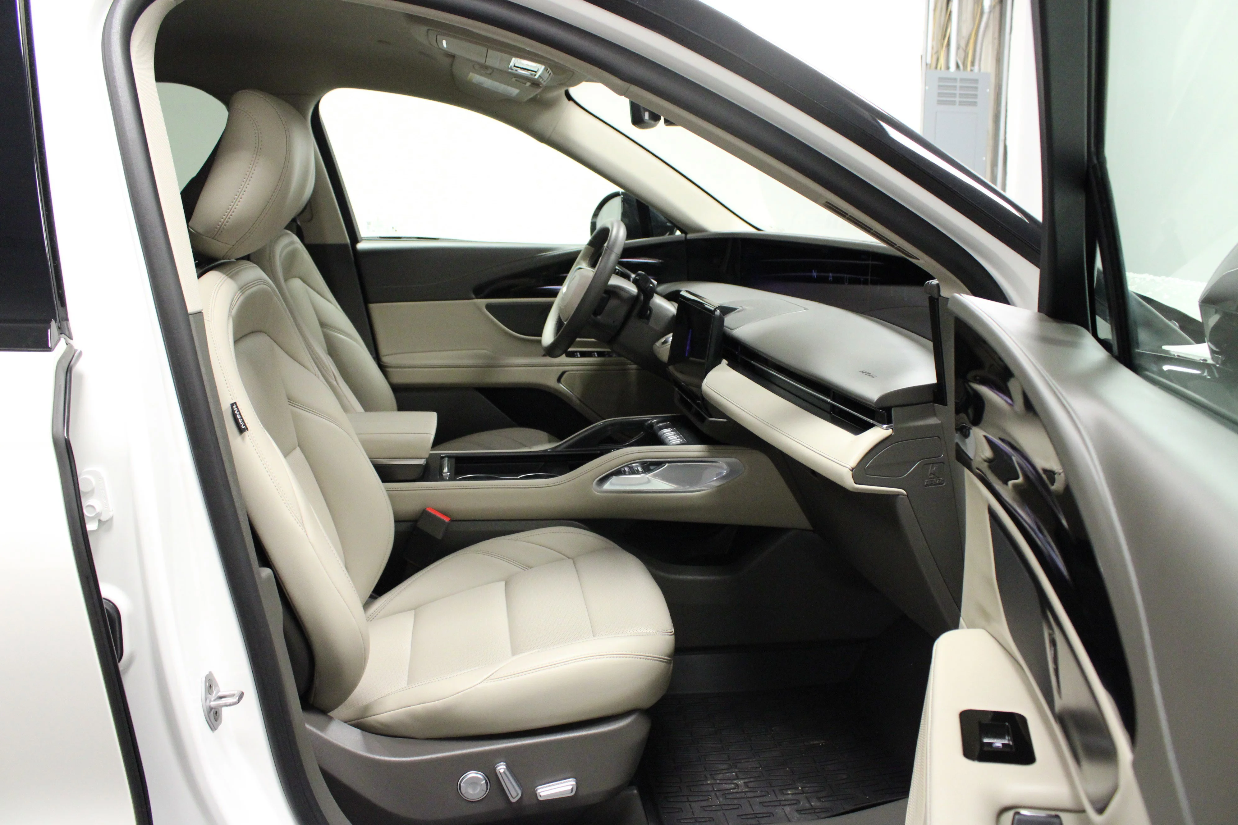 Used 2025 White Platinum Clearcoat Metallic Lincoln Premiere image 16