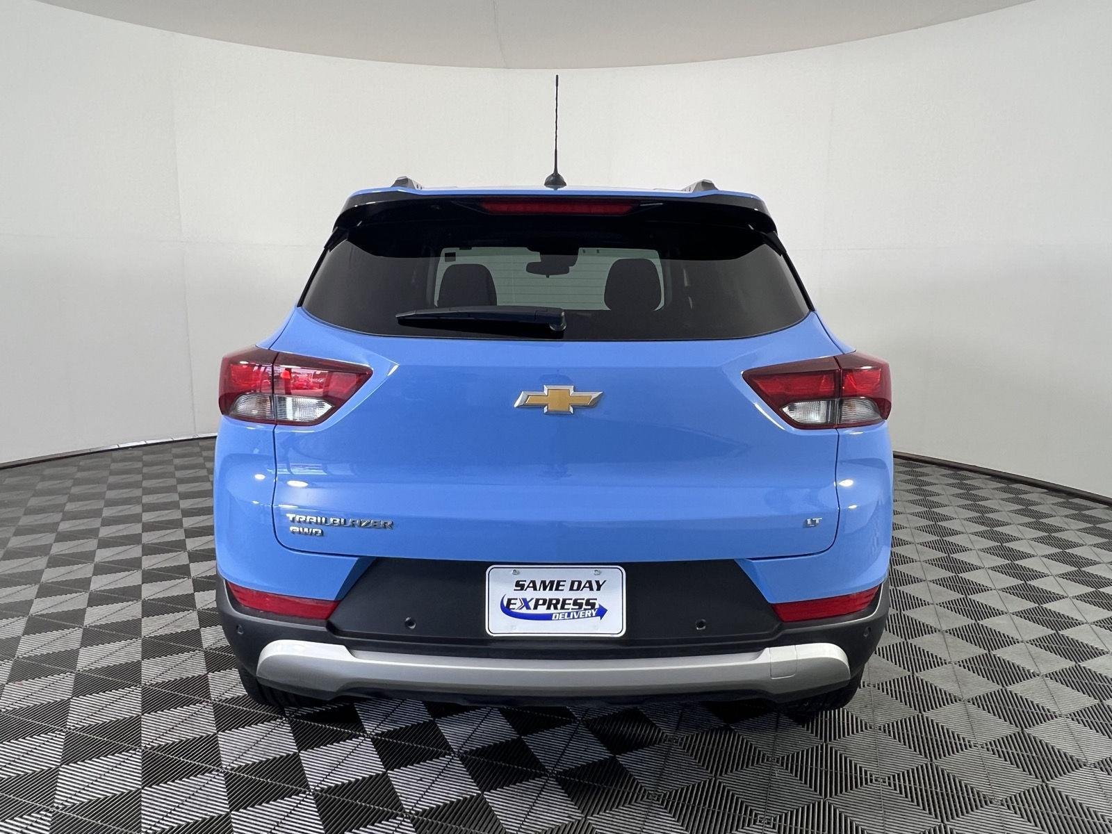 Used 2024 Fountain Blue Chevrolet LT image 24