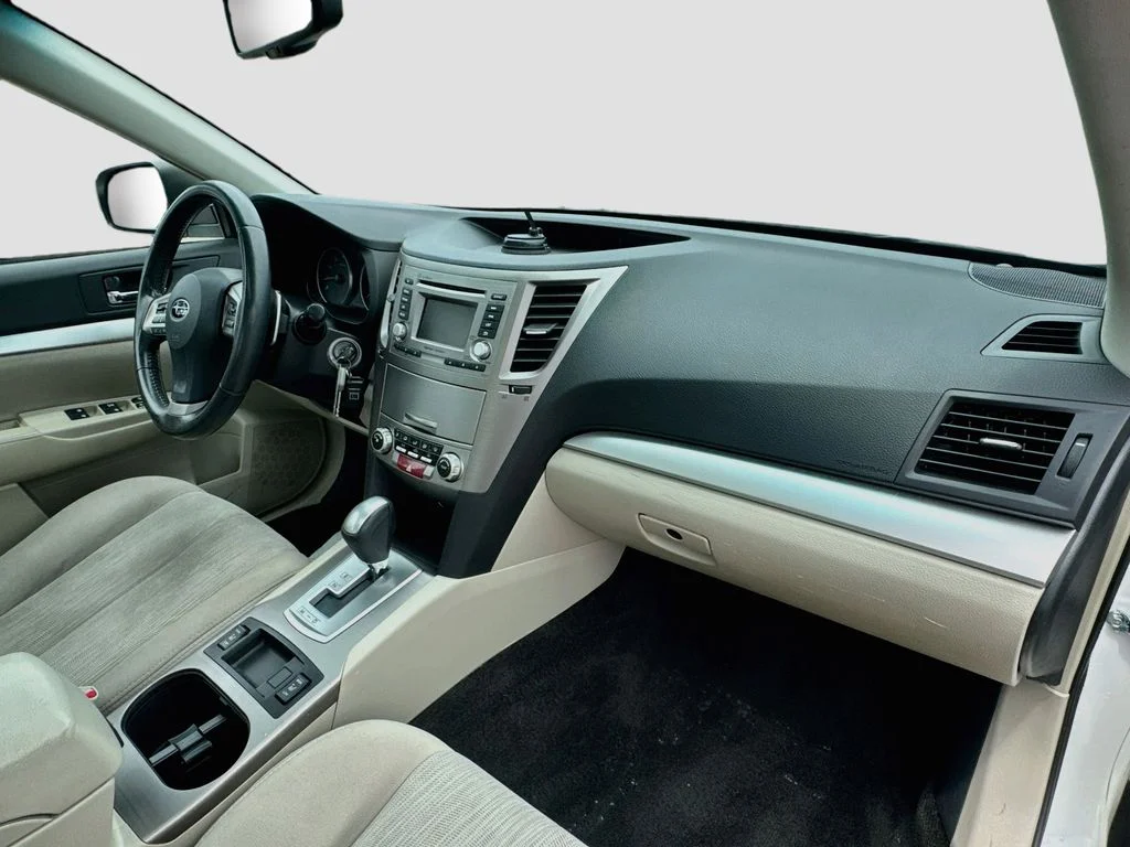 Used 2013 White Subaru 2.5i image 33