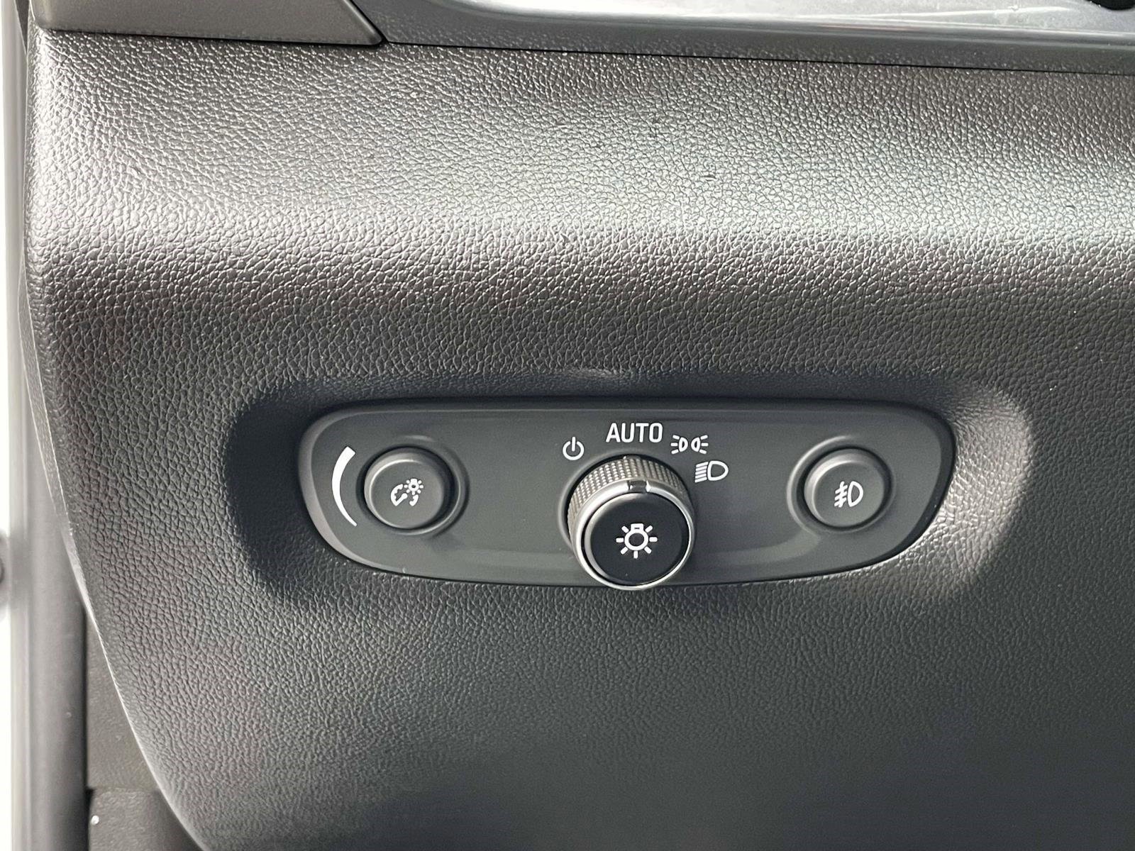 Used 2019 Summit White Chevrolet LT Cloth image 23